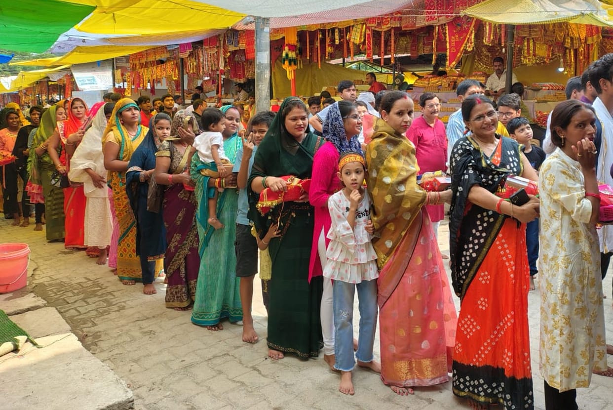 Mother's court decorated, queue of devotees formed