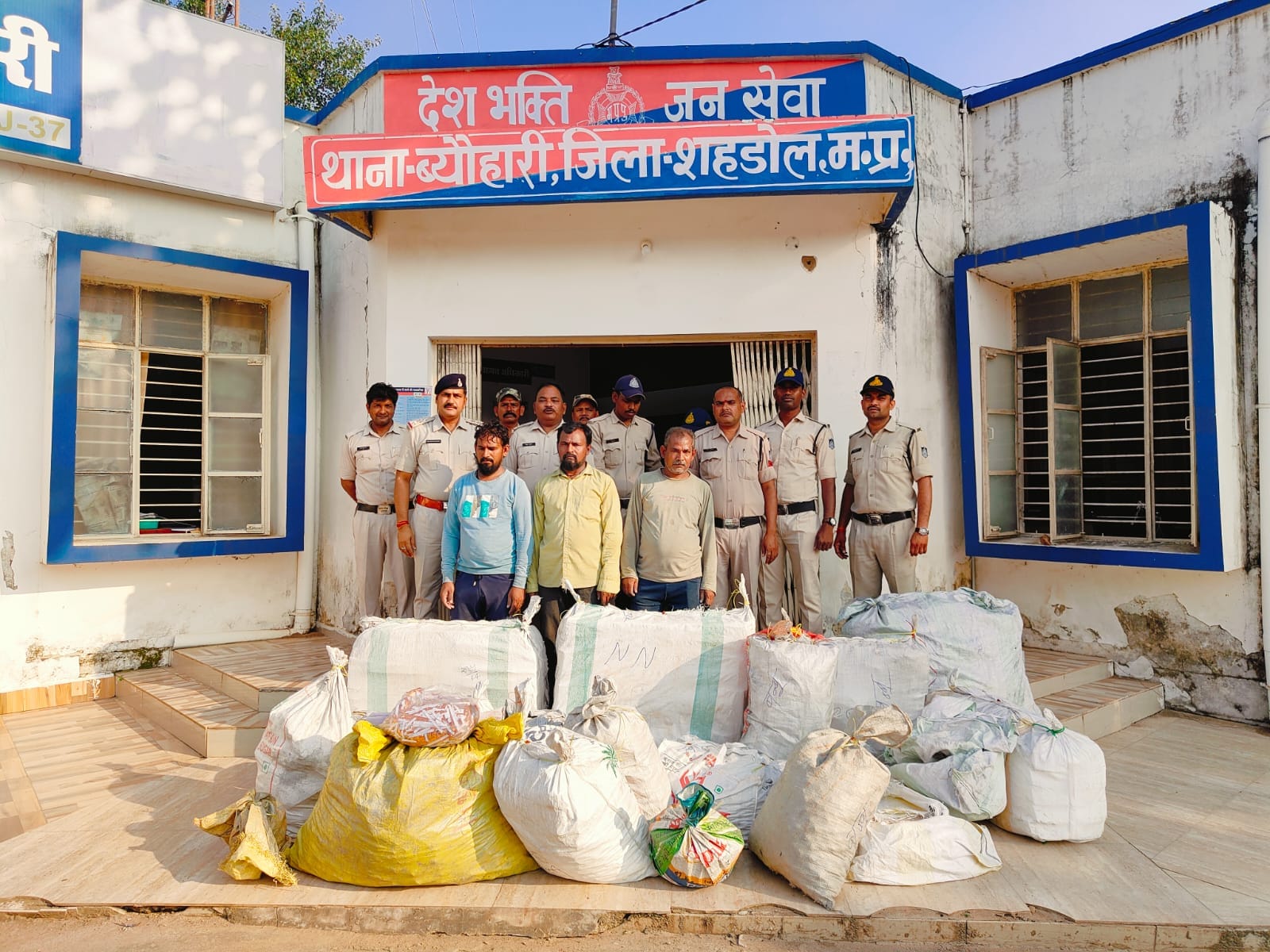 जप्त पटाखे के साथ आरोपी