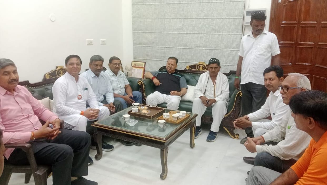 After the voting, now the leaders are getting tired of election race and coming face to face with the workers.