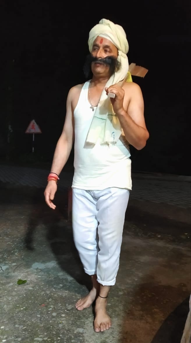 Bank manager getting applause in the role of Mallah in Ramlila