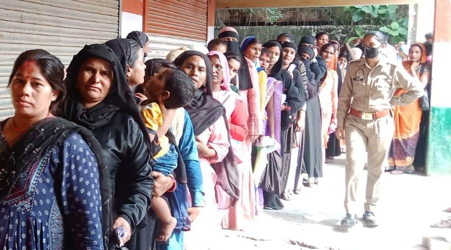 Crowd gathered to make and amend Aadhaar card
