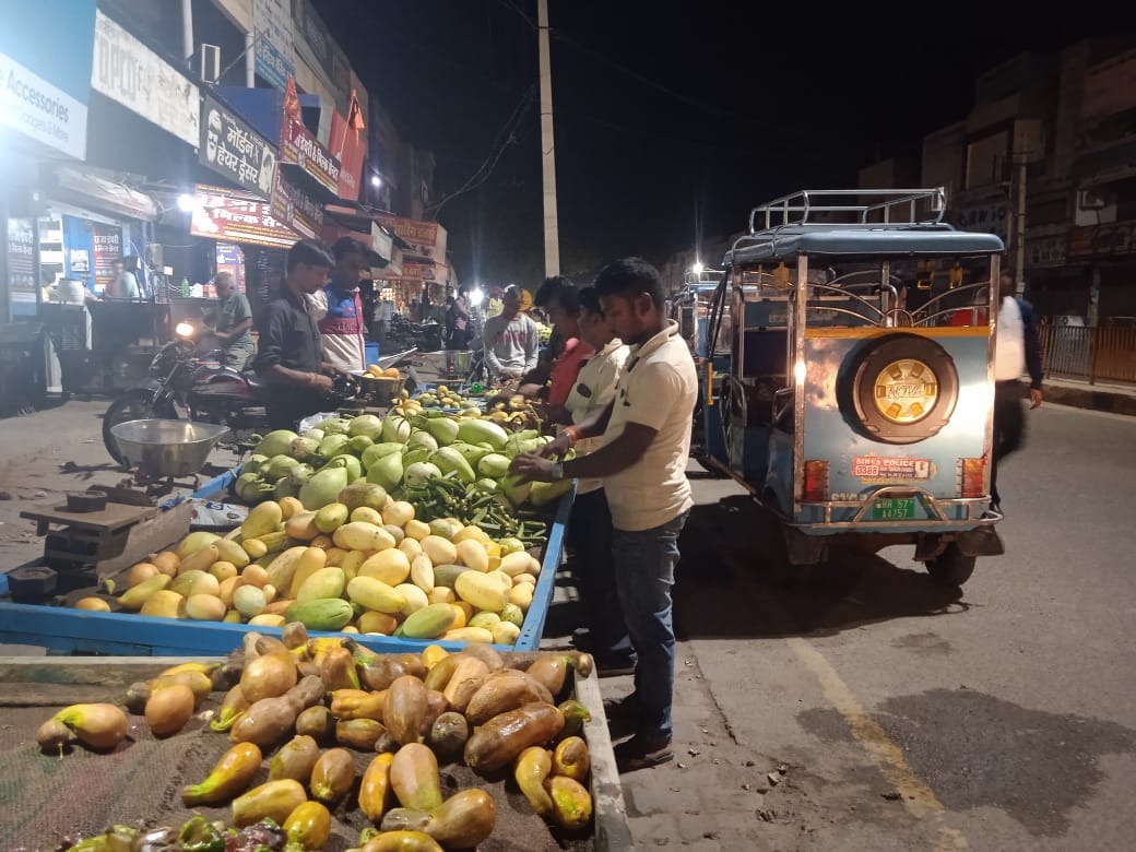 Inflation: Tomato and cabbage are available at the price of apple, also near Rs 100.