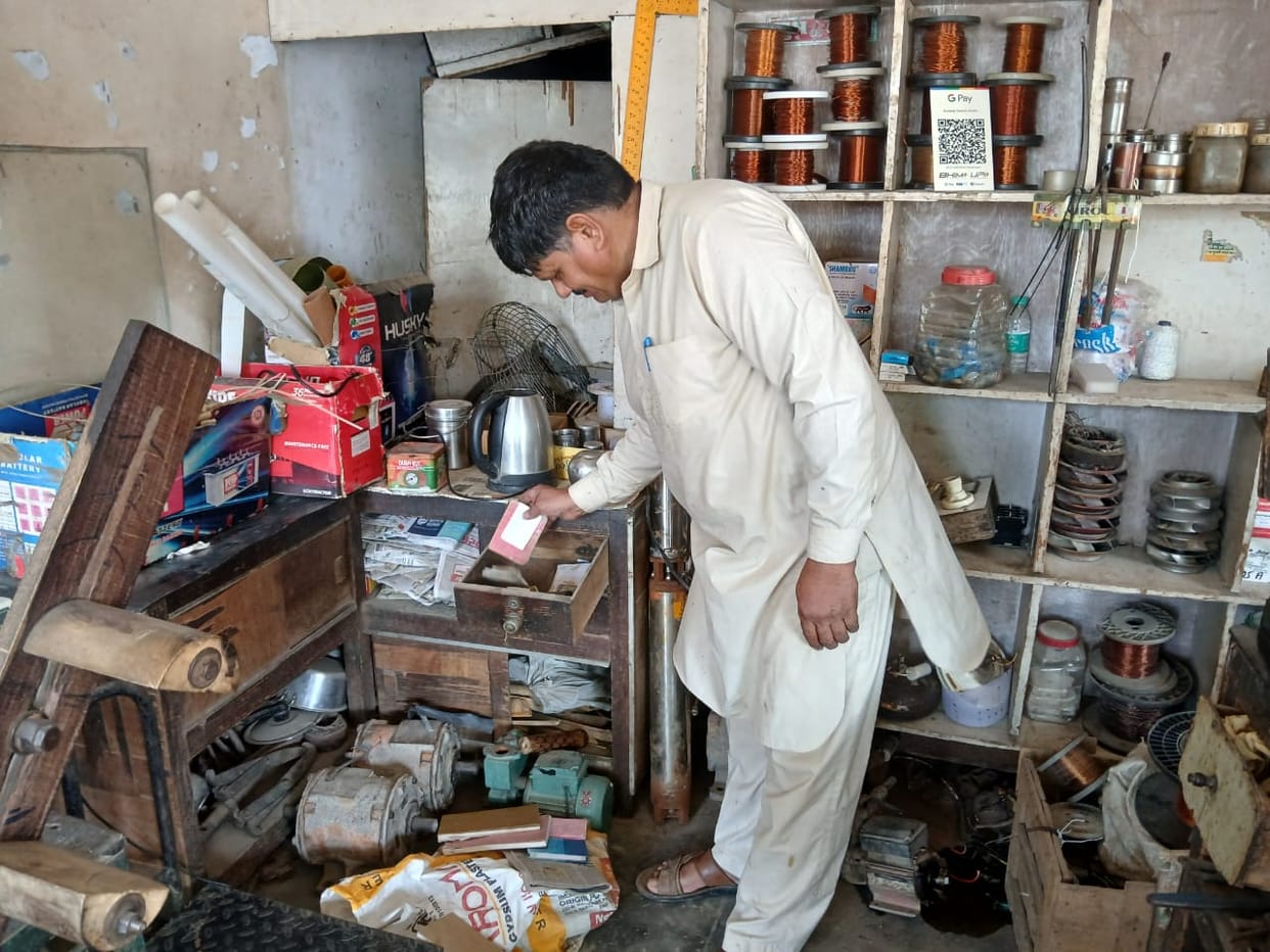 Thousands of rupees in cash stolen by breaking the locks of the shop