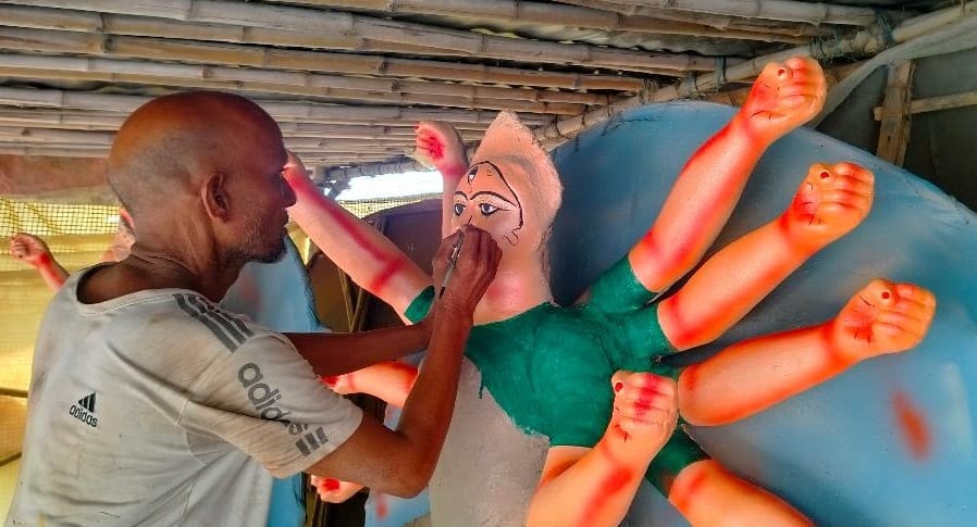 Durga Puja: Sculptors busy in finalizing the idols
