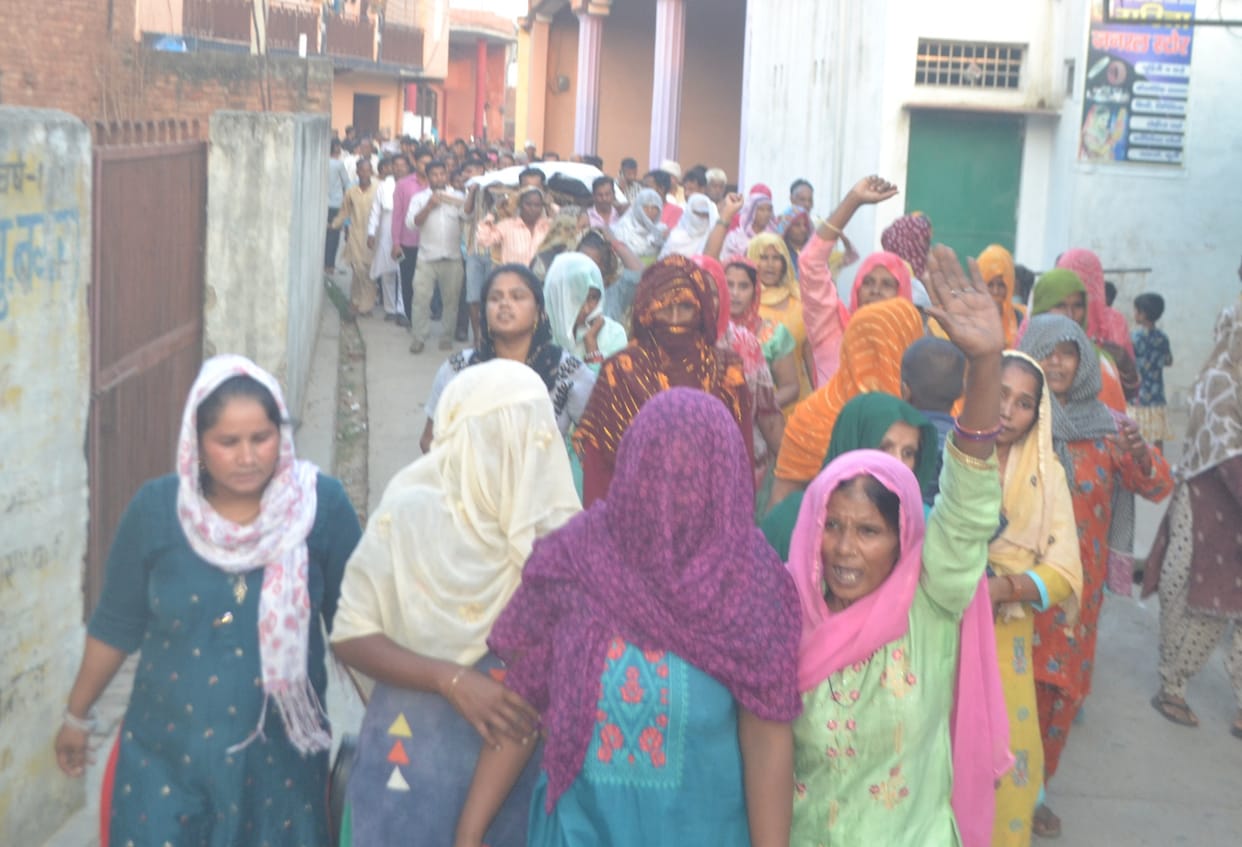 Demand for arrest of murderer, created ruckus at police post by keeping dead body