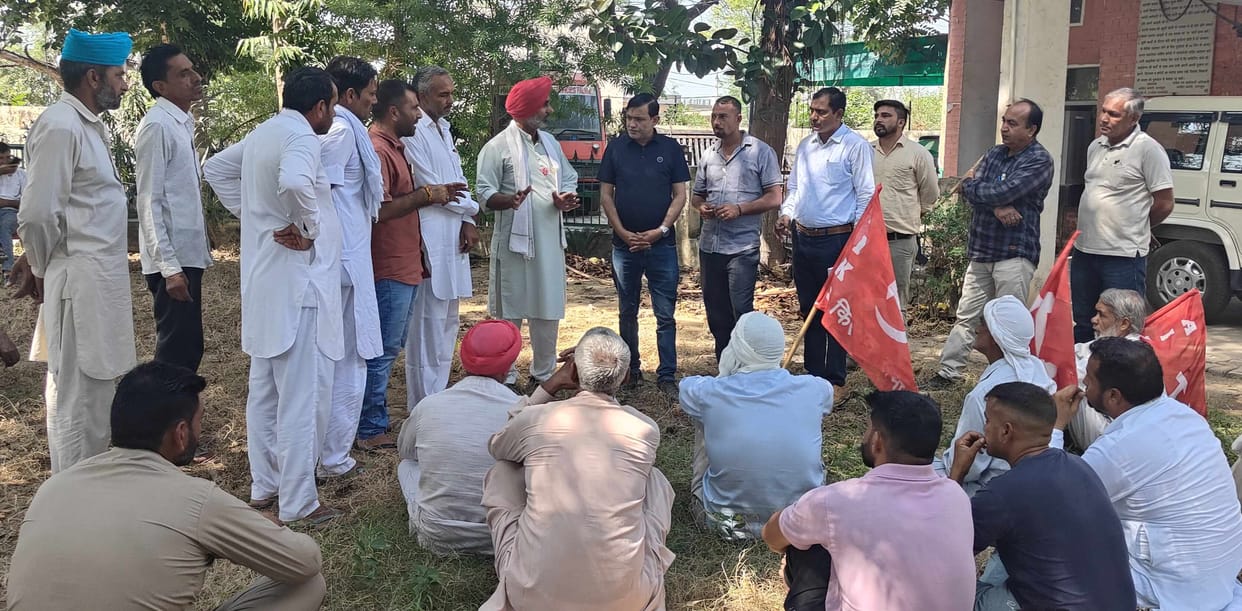 Farmers protested in Dharsul Mandi