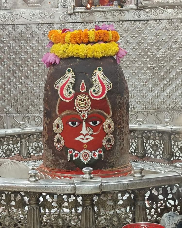 Ujjain News: भस्म आरती में देवी स्वरूप में सजे बाबा महाकाल, आभूषण से हुआ श्रृंगार; भक्तों को दिये दर्शन