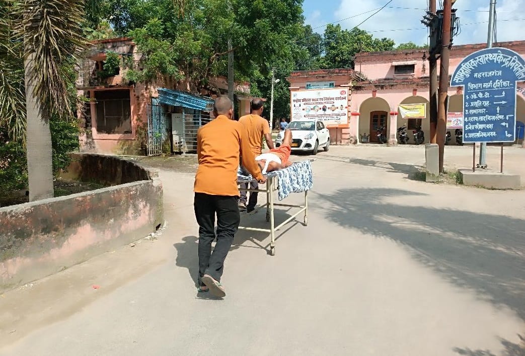 Son kept wandering for treatment carrying sick father on stretcher