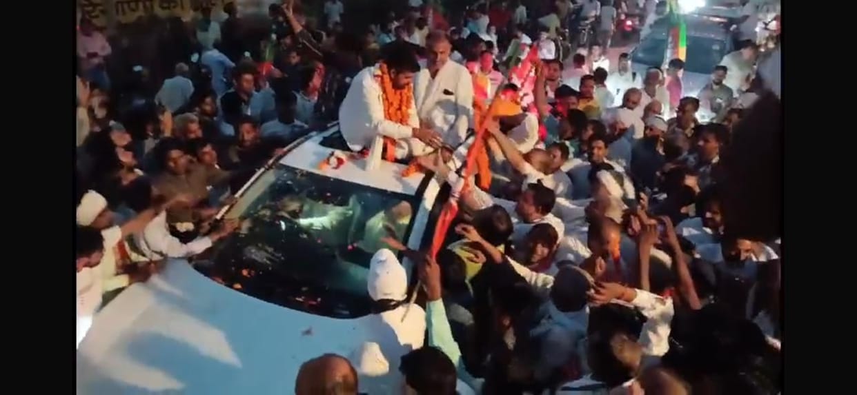After the victory, some took out road shows and some took out Vijay processions, supporters celebrated Diwali