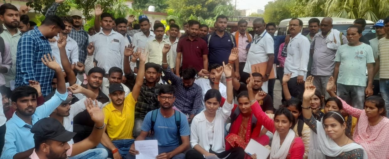 Panchayat assistants accused the secretary of pointing revolver