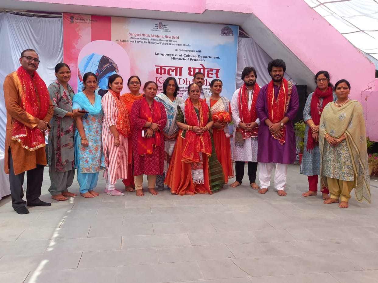 16 girl students of Nadaun school learned the nuances of Kathak dance