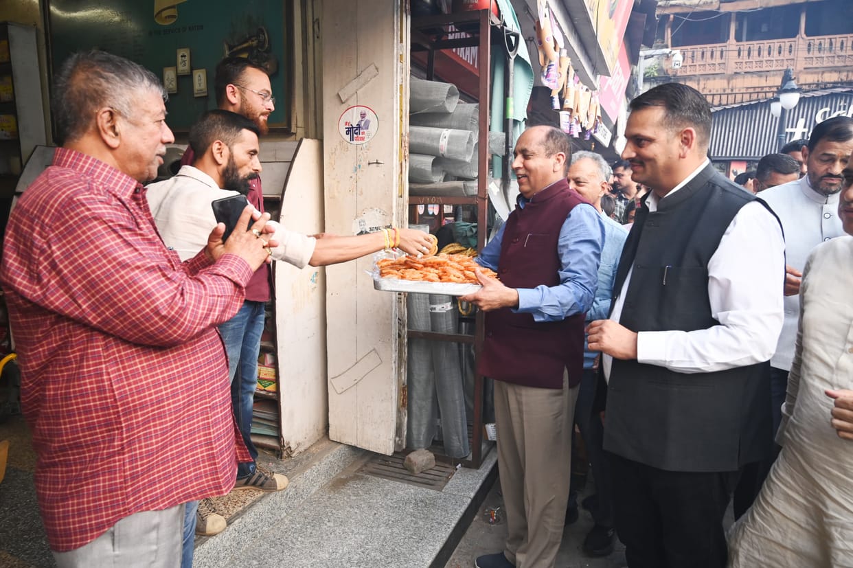 Celebration in Mandi on BJP's victory, former CM Jairam himself distributed Jalebi