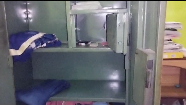 Thieves targeted a locked house in Farah