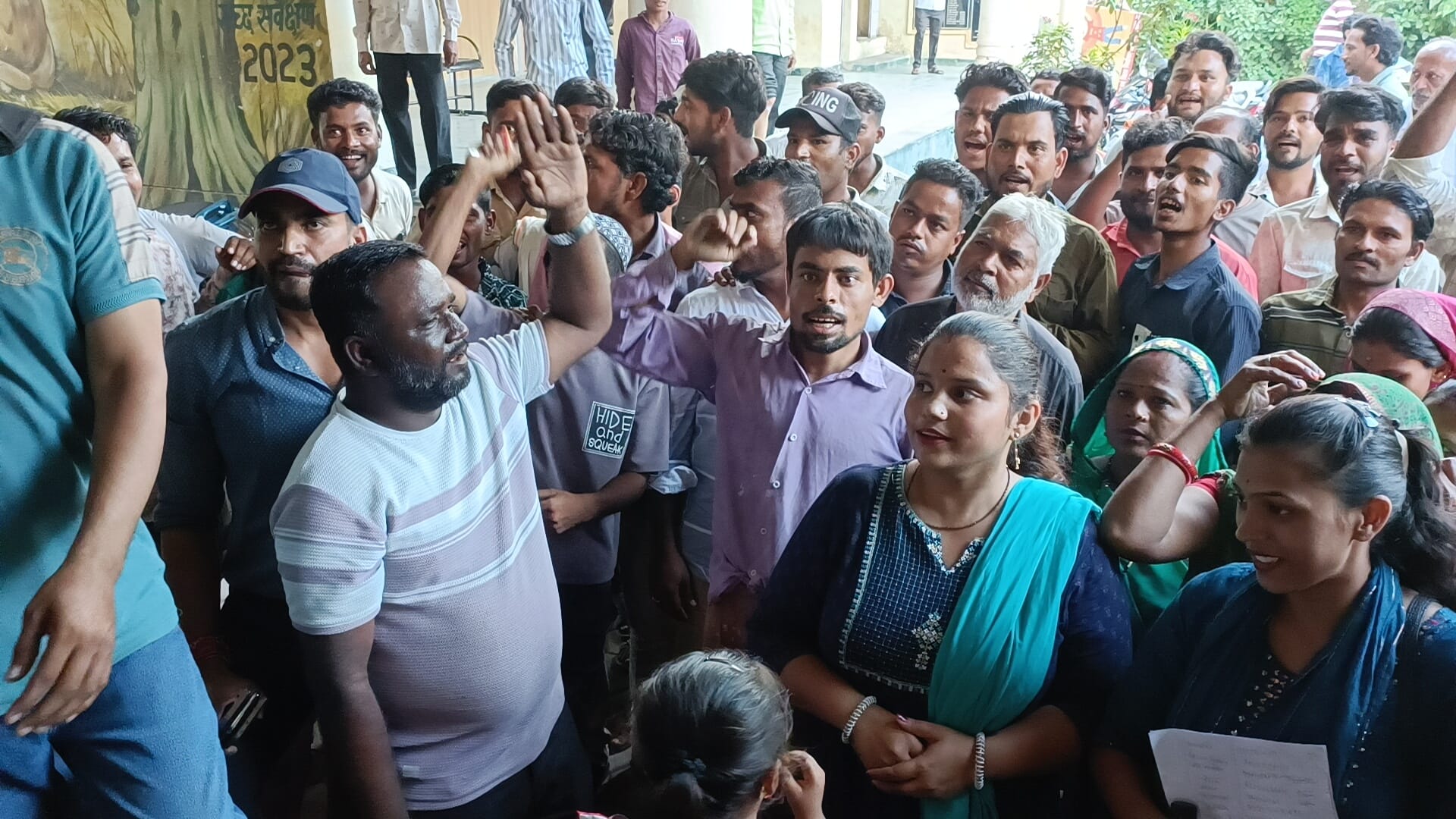Khandwa pain fruit vendors being removed in name of encroachment was visible created ruckus corporation gate