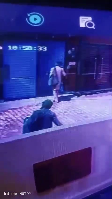 Couple was sprinkled with powder and Rs. 5000 was stolen