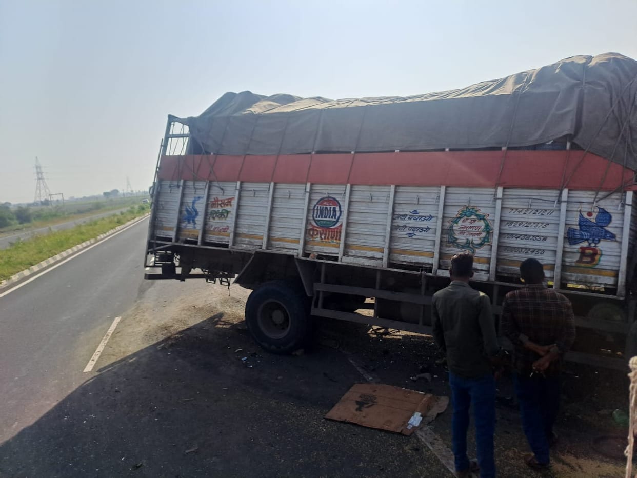 Accident on Dewas Road Trolley hits a parked truck, young man sleeping on the road dies