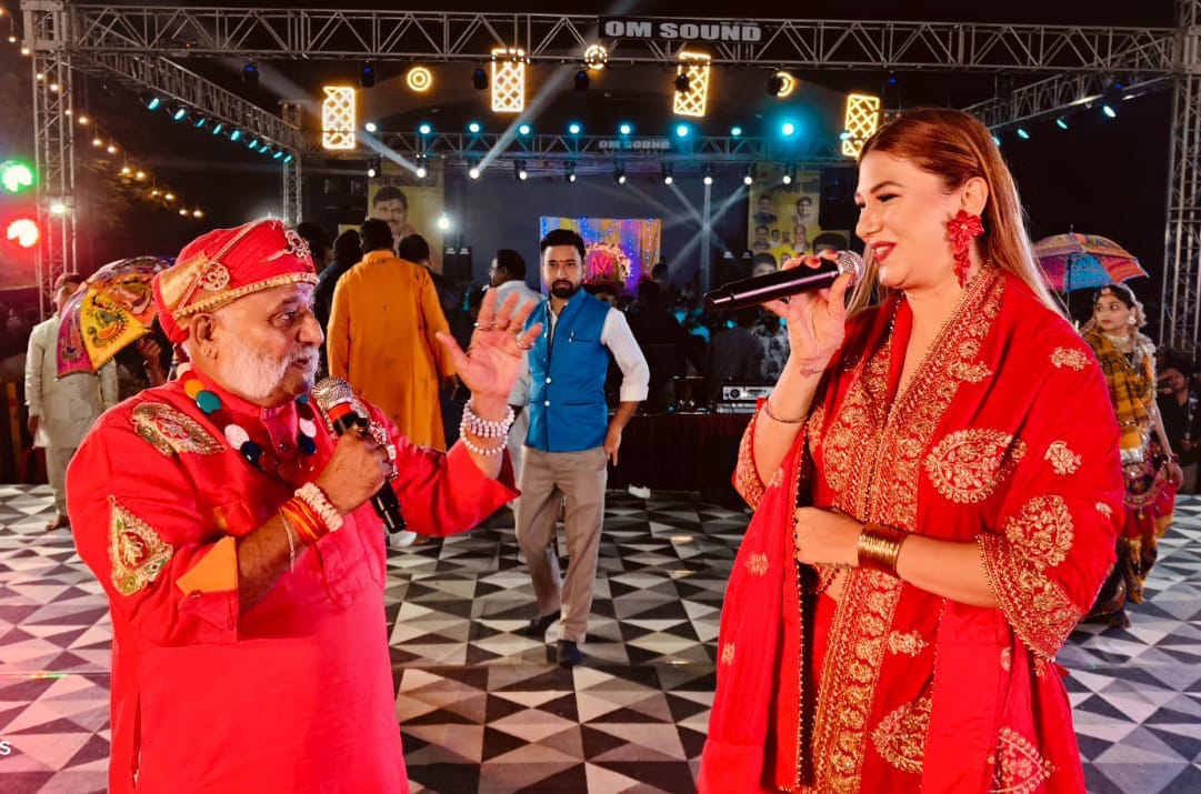 Bollywood actress Jaslin Matharu dancing with festival goers in Dandiya, Ujjain.