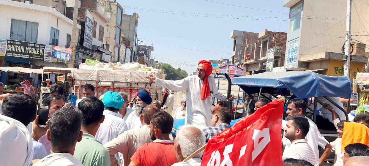 Angry farmers blocked the grain market due to non-purchase of paddy.
