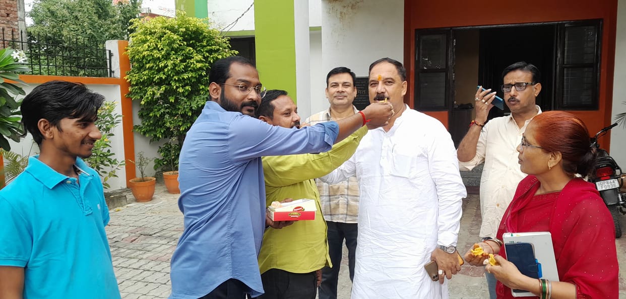 Celebration on Haryana's victory, BJP distributed sweets