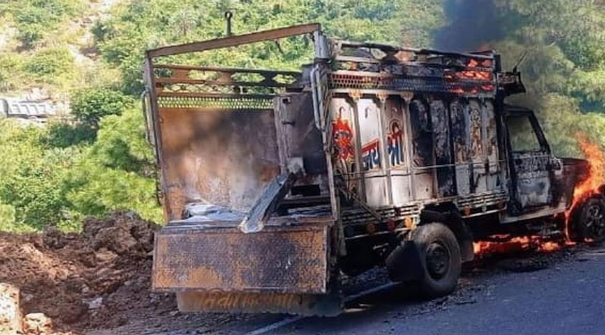 A pickup vehicle engaged in installing white stripes on the state highway caught fire, died