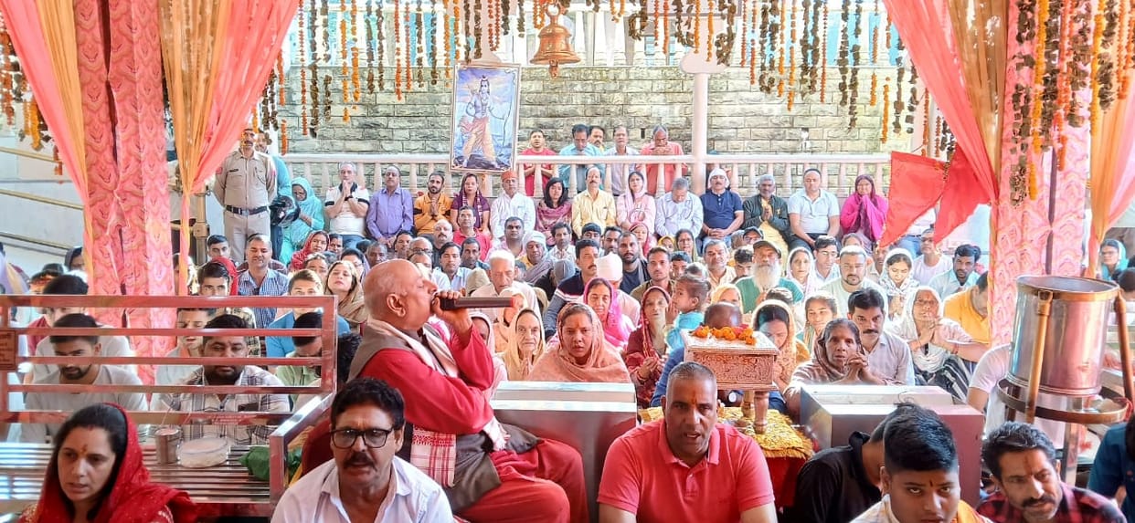 Crowd gathered in Shri Chamunda on the sixth day of Navratri