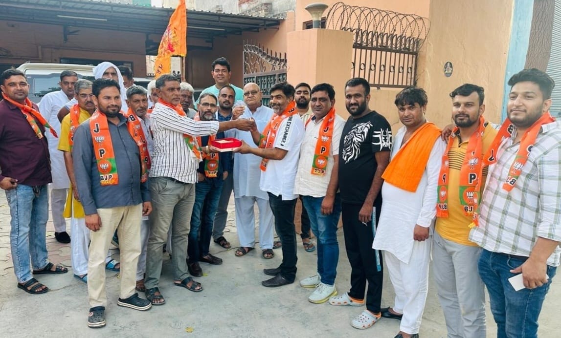 BJP members distributed laddus after the formation of government in the state for the third time