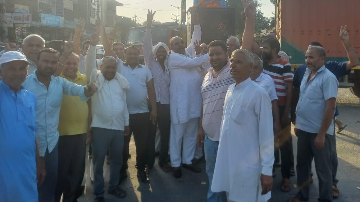 Workers distributed sweets on the victory of Laxman Singh Yadav