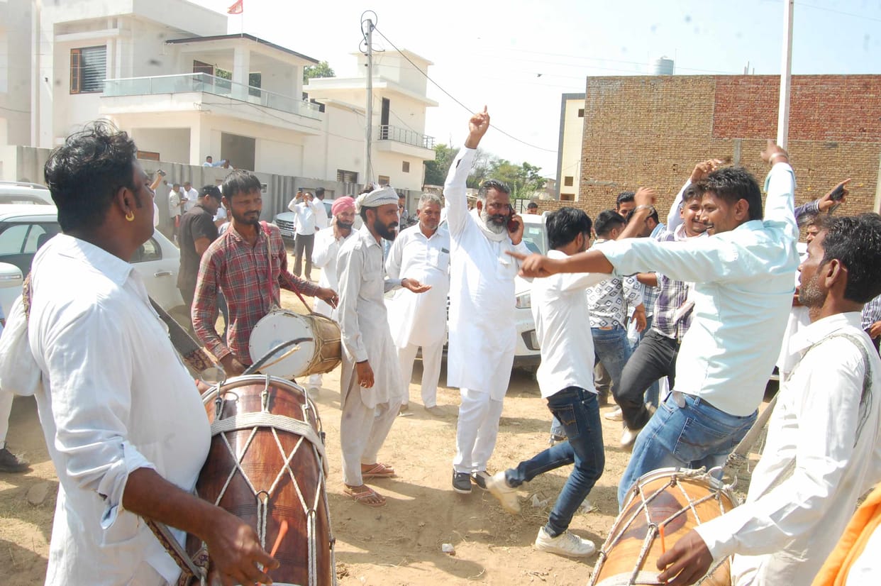 The crowd of supporters of the winners increased at the counting venue at 12 noon.