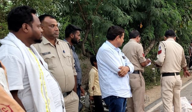 Damoh Bike riders returning from Thirteenth were hit by a truck