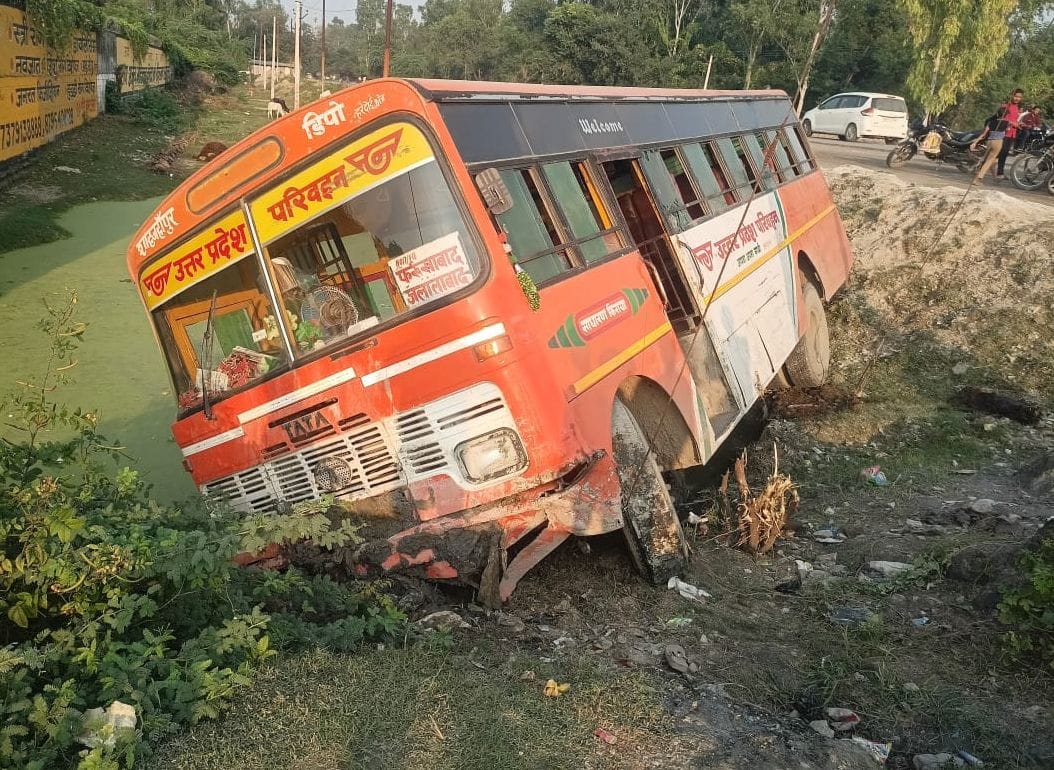 Bus lands in roadside pit, one dead... 13 injured