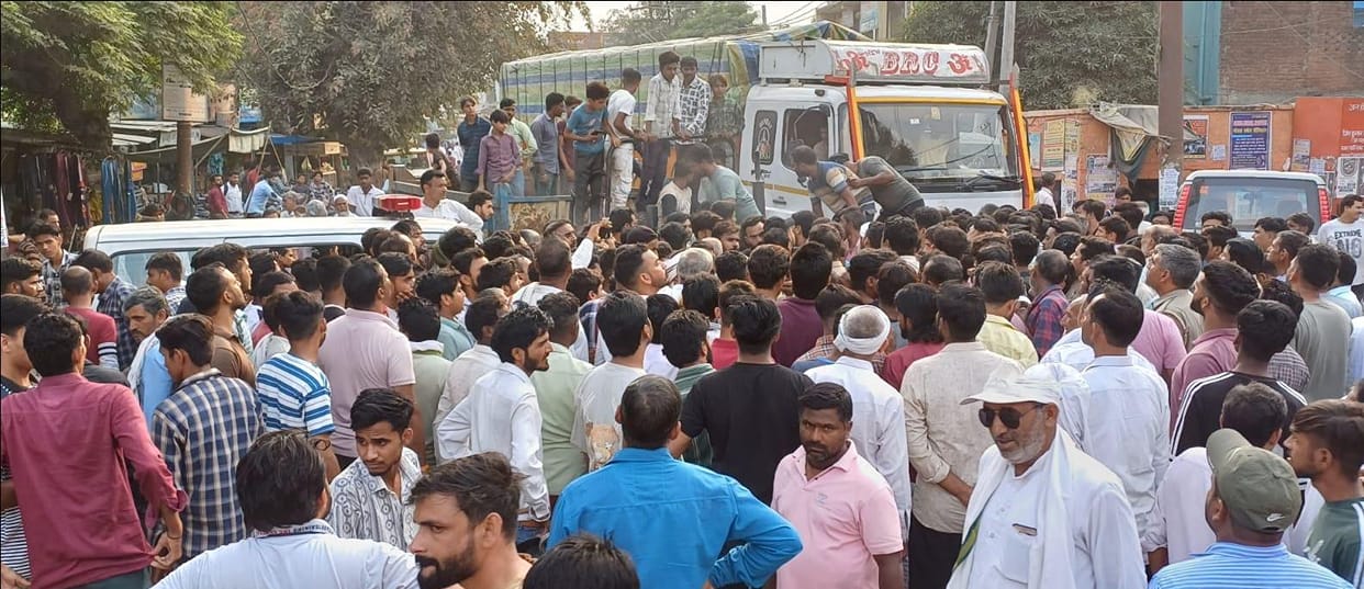 The person injured in the fight died, the body was kept on the road and a jam was created