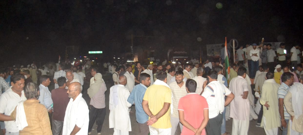 Protest continues on the highway, farmers raised slogans