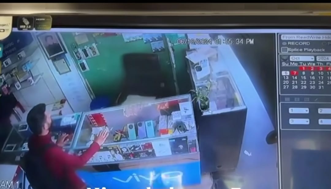 Youth stole mobile from shop, incident captured in CCTV