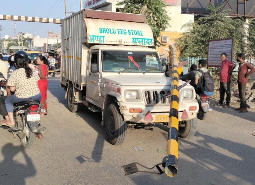 Boom of Loharu Road Devsar octroi gate broken due to collision with pickup vehicle, gate remained closed for an hour