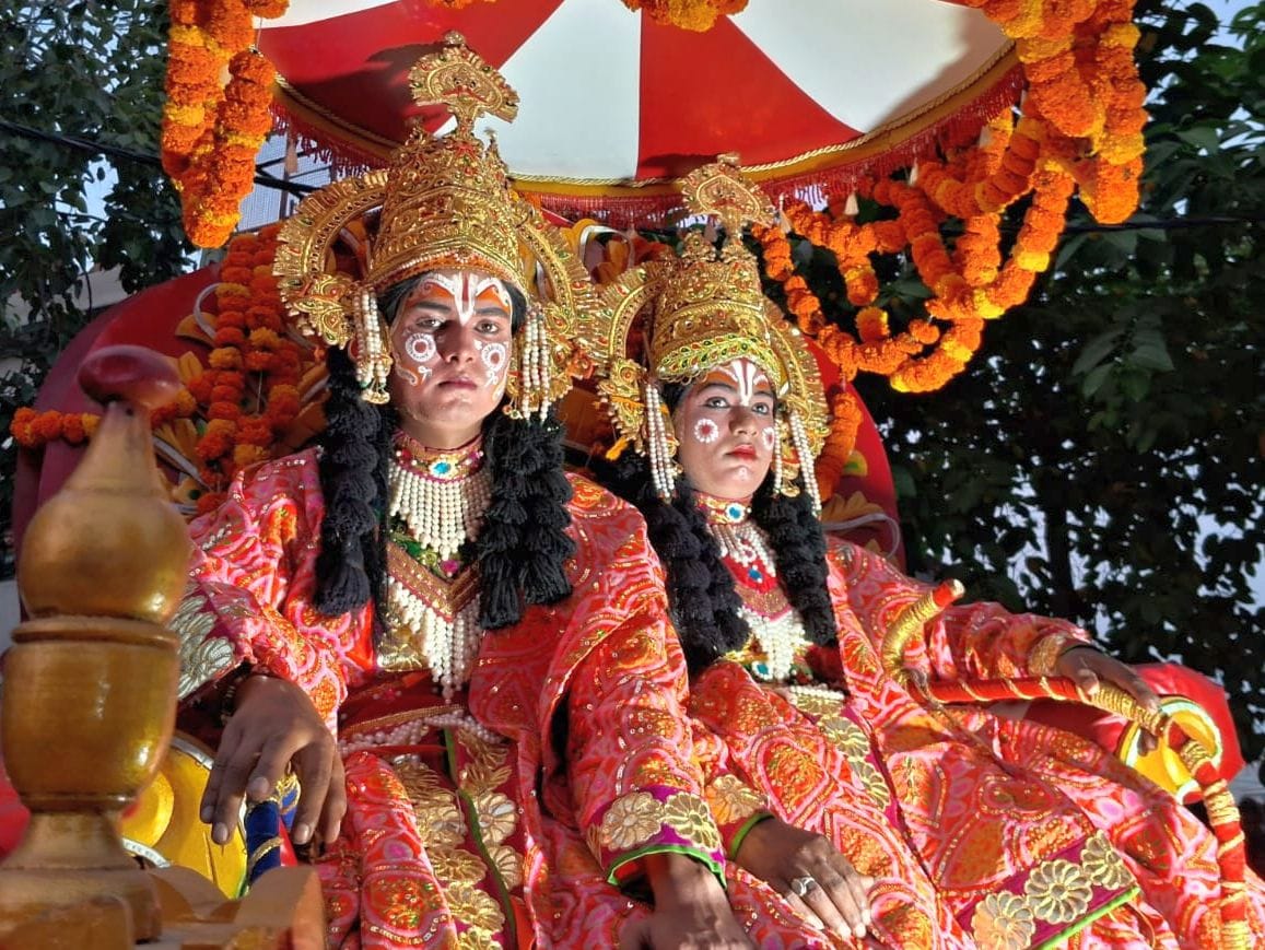 Ram Baraat took place with great pomp in Ujhani, flowers showered on the tableaux
