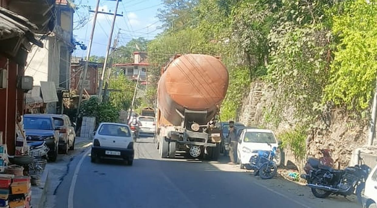 Trolley stuck between electric wires in Mugla, people scared of sparks