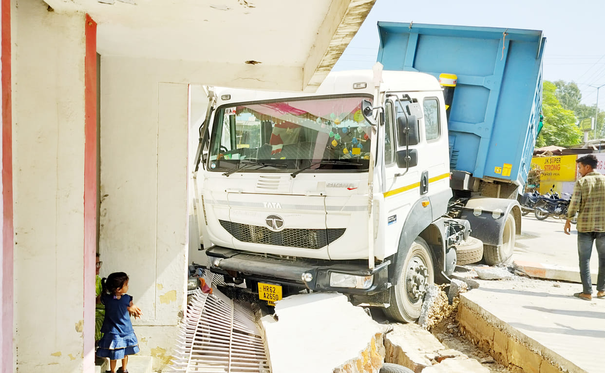 A trolley full of sand lost its balance and collided with the wall of the post office, three vehicles damaged.