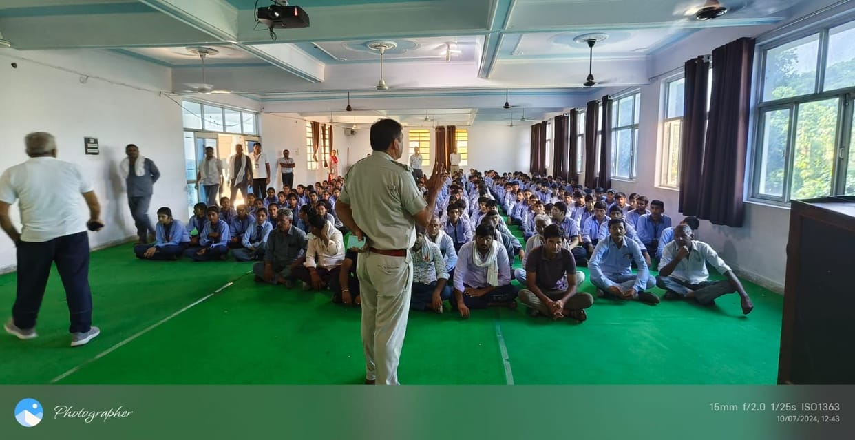 Explain traffic rules to students through video