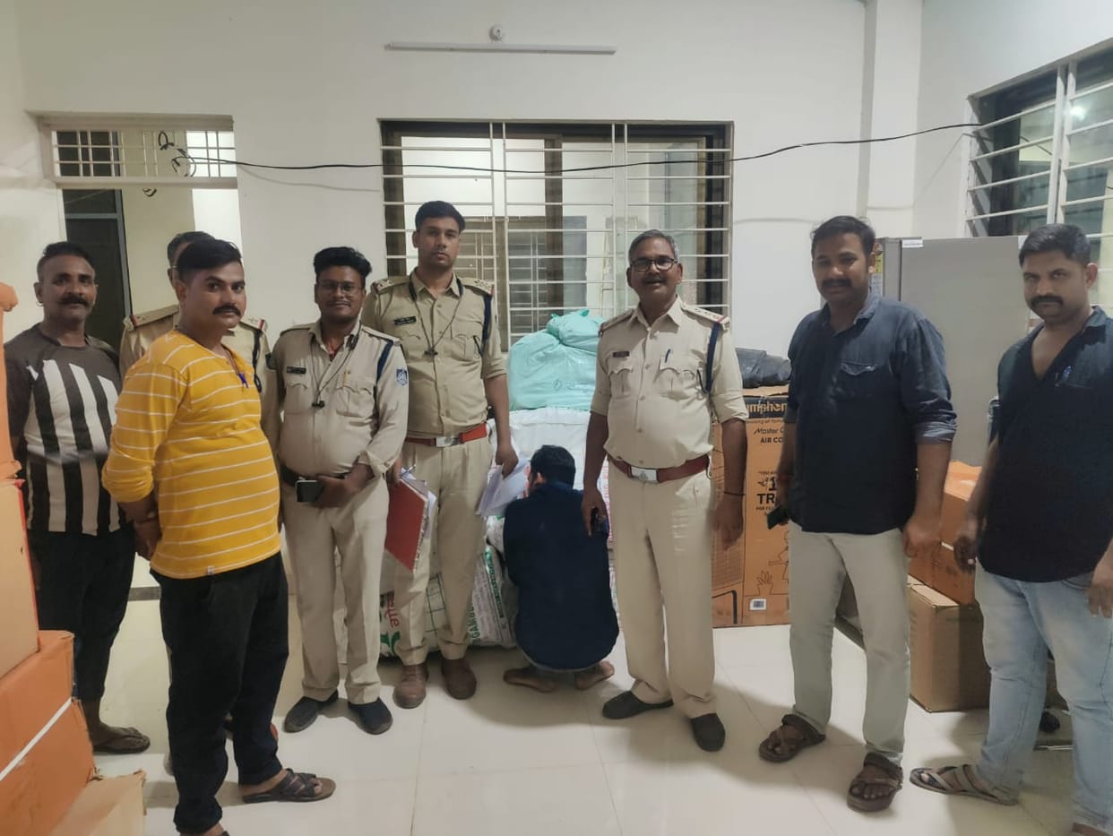 Damoh Police action against three shopkeepers who kept crackers illegally crackers worth lakhs confiscated
