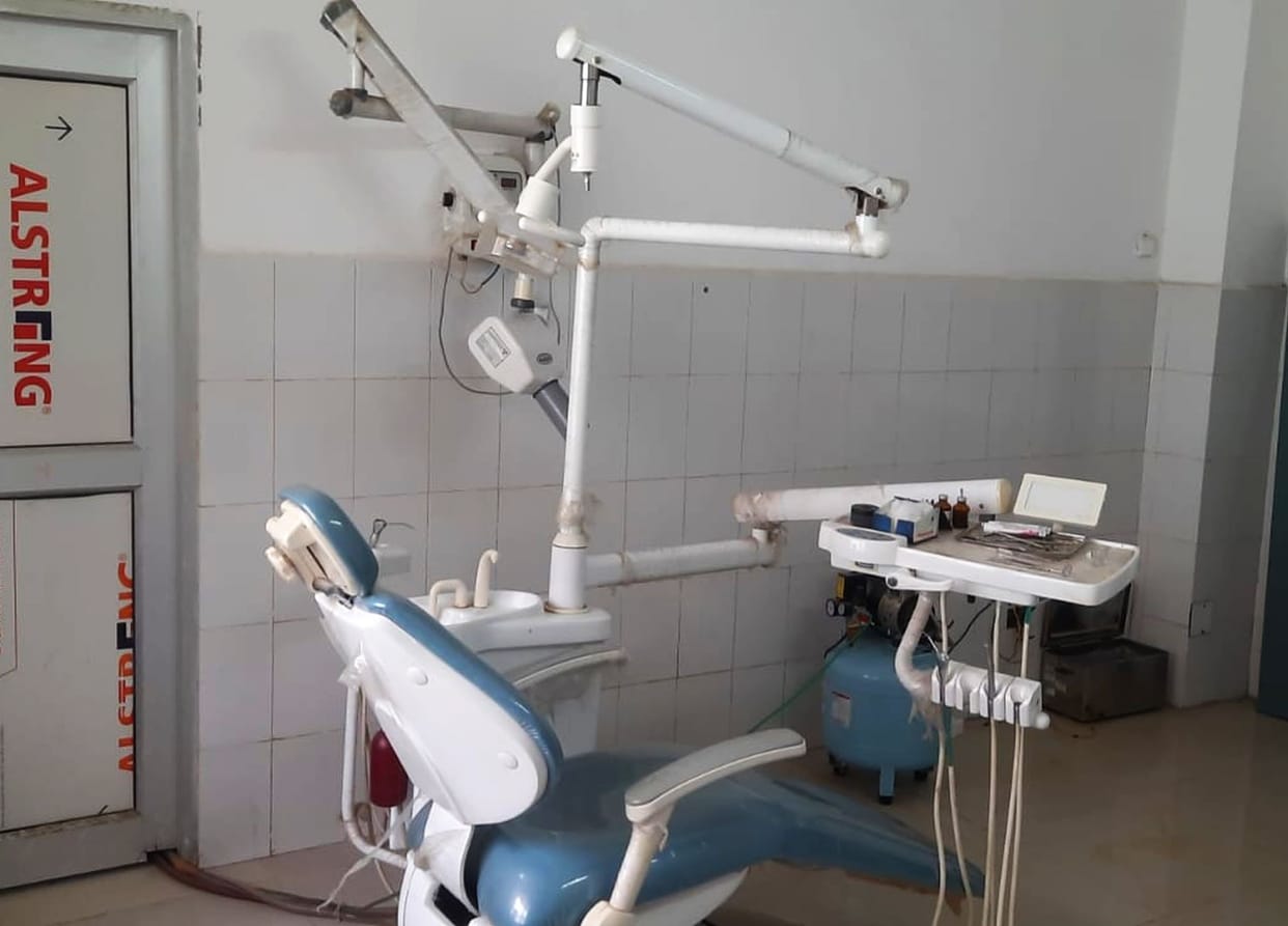 Two doctors perform treatment on the same dental chair