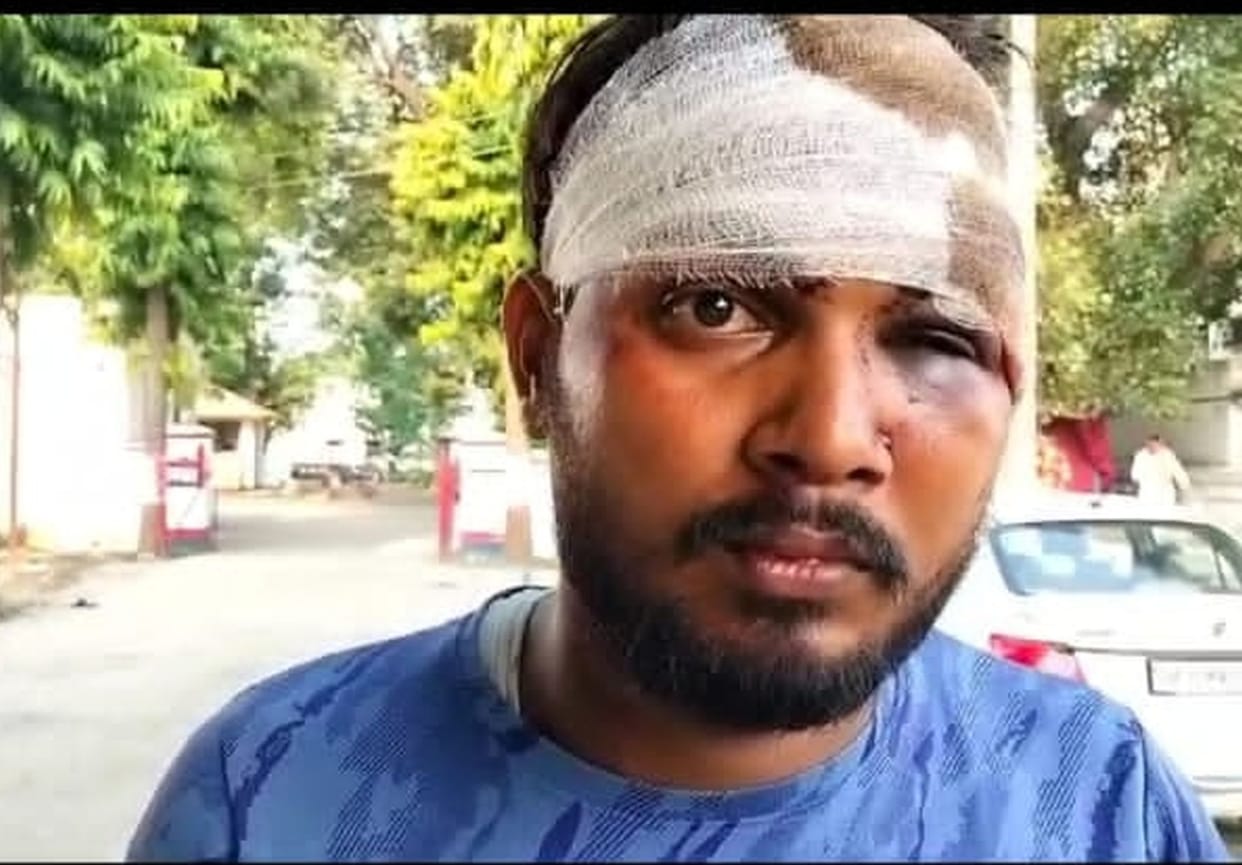 Masked miscreants looted a bag containing nine lakh rupees from BC operator