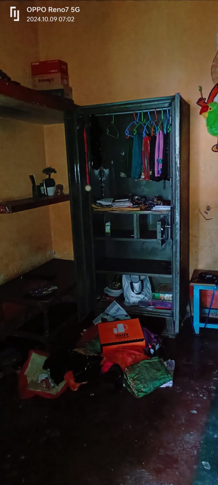 Loot worth lakhs from three houses, miscreants broke the head of the homeowner