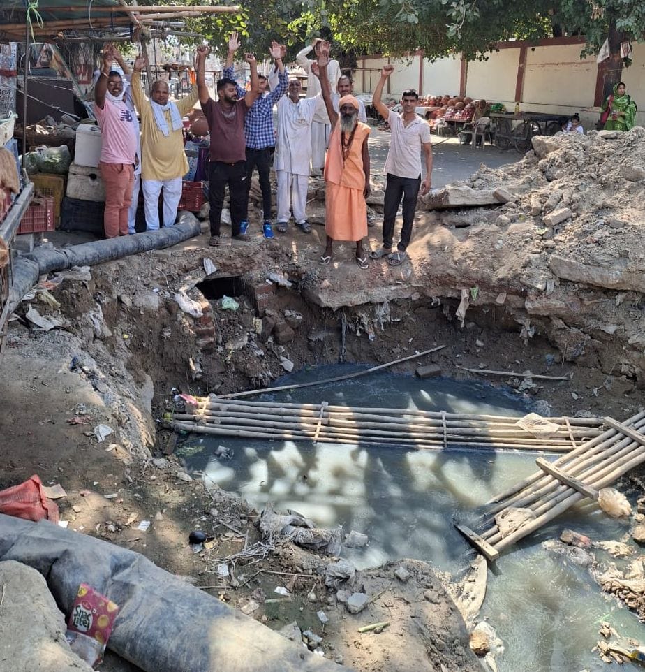 Old bus stand traders troubled by sewerage blockage since last three months