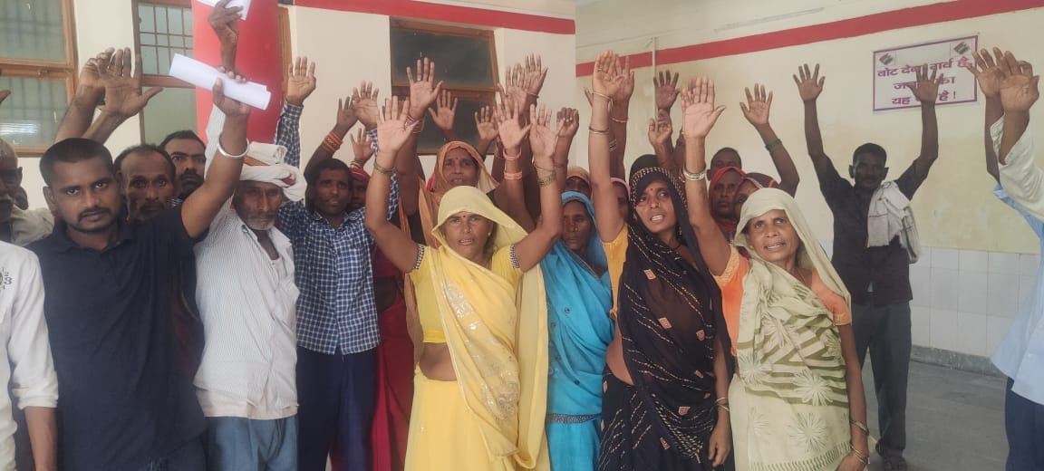 Villagers demonstrated in tehsil, submitted memorandum