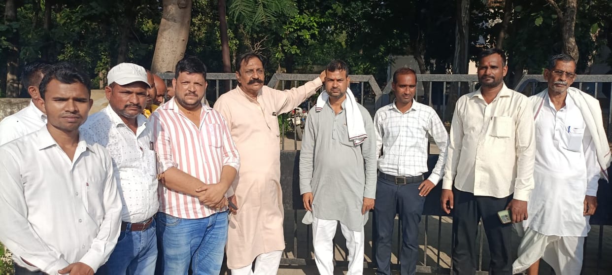 Former MLA and SP workers protested at the committee gate