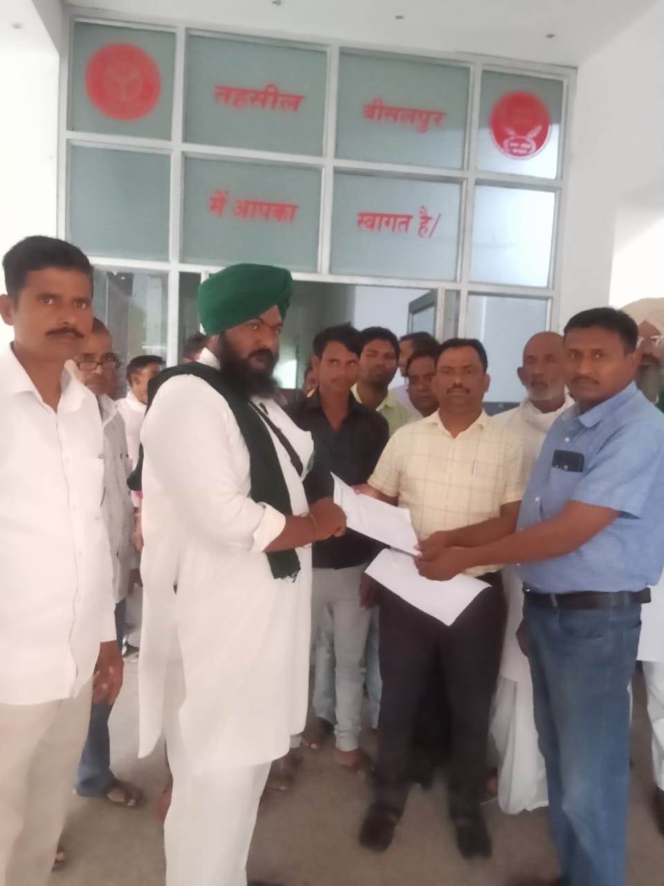 The workers gave a memorandum to the Naib Tehsildar