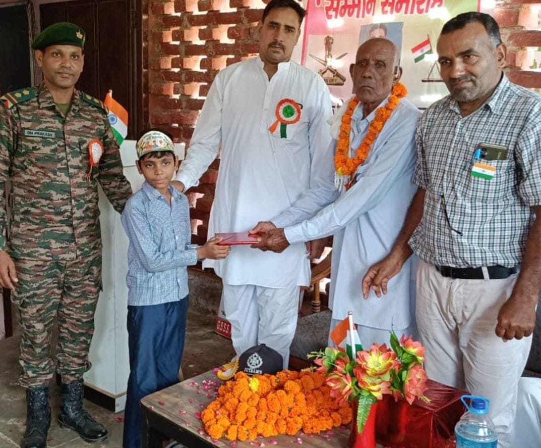 Havildar Budh Singh was honored by the soldiers of the regiment in village Agihar.