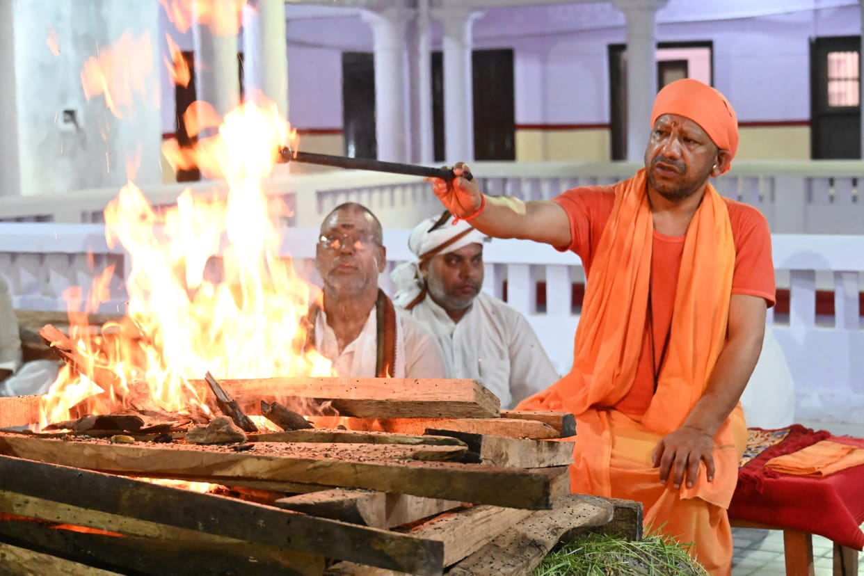 Gorakhpur News: CM Yogi worshiped Mahanisha and prayed for Lokmangal.