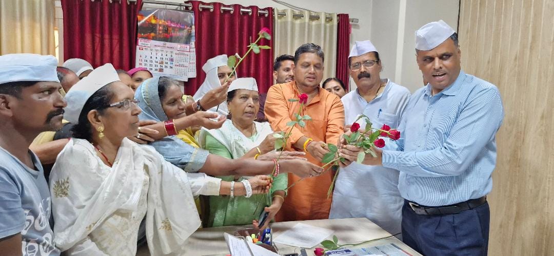 Residents arrived with roses in their hands in a Gandhian manner and asked for water