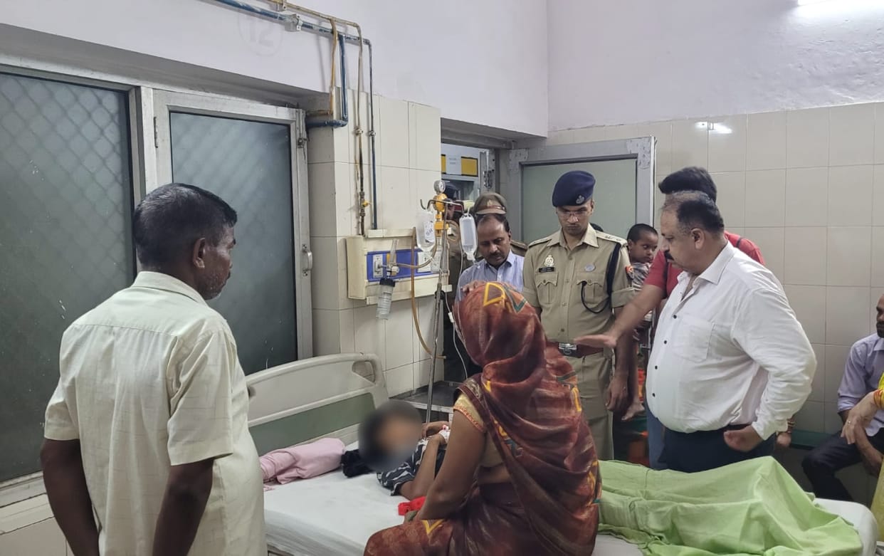 Seven people including four children injured, one critical after a swing breaks at Durga Puja fair